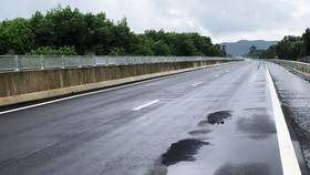 Khắc phục ổ gà trên cao tốc Đà Nẵng - Quảng Ngãi kiểu chắp vá