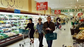 Người dân mua sắm tại một siêu thị ở Tokyo, Nhật Bản. (Nguồn: AFP/TTXVN)