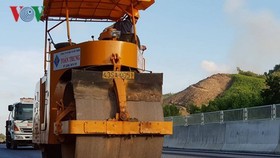 Các nhà thầu gấp rút sửa đường.
