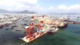 Cầu cảng bốc xếp container của cảng Quy Nhơn. (Ảnh minh họa: Nguyên Linh/TTXVN)