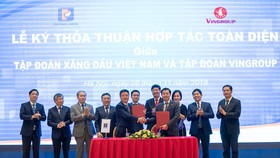 Ông Nguyễn Việt Quang – Tổng giám đốc Tập đoàn Vingroup và ông Phạm Đức Thắng – Tổng giám đốc Tập đoàn Xăng dầu Việt Nam và các lãnh đạo của hai bên tại lễ ký kết chiều ngày 8/11/2018