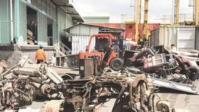 Chiếc ô tô cũ nát bị cắt rời nhập lậu do Hải quan TPHCM bắt giữ ngày 8/11. Ảnh: Báo Hải quan