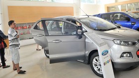 Khách hàng tham quan một showroom ô tô. Ảnh: THÀNH TRÍ