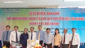 Gia đình ông Doãn Tới bàn giao 10 tỷ đồng cho tỉnh An Giang quản lý, sử dụng vào công tác khuyến học…