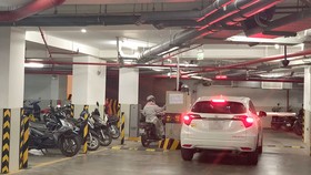 Giá giữ xe tăng vọt ảnh hưởng đến đời sống người dân ở các chung cư. Ảnh: KIM HUYỀN