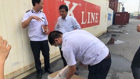 Cán bộ kiểm dịch thú y thực hiện kiểm tra hàng tạm nhập tái xuất tại cảng Đình Vũ (Hải Phòng). Ảnh: VGP/Đỗ Hương