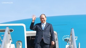 Thủ tướng Nguyễn Xuân Phúc và đoàn đại biểu cấp cao Việt Nam đến sân bay quốc tế Jackson, Port Moresby, Papua New Guinea, lúc 9h sáng 17/11, theo giờ địa phương, bắt đầu chuyến tham dự tham dự Hội nghị cấp cao Diễn đàn Hợp tác kinh tế châu Á-Thái Bình Dươ
