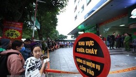 Lực lượng chức năng phong tỏa hiện trường. (Ảnh: Trọng Đạt/TTXVN)