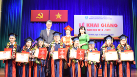 Lãnh đạo TDC trao bằng tốt nghiệp và giấy khen cho tân cử nhân