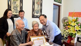 Trao Huy hiệu 70 năm tuổi Đảng cho đảng viên cao tuổi Đảng