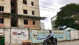 Chung cư 348 Trịnh Đình Trọng (quận Tân Phú) chậm thực hiện đã phát sinh thêm một điểm nóng về khiếu nại đông người. Ảnh: MP