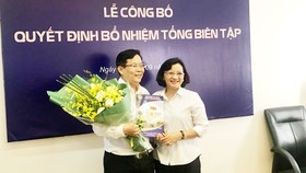 Đồng chí Thân Thị Thư, Trưởng Ban Tuyên giáo Thành ủy TPHCM, tặng hoa chúc mừng tân Tổng Biên tập Báo Người Lao động Tô Đình Tuân. Ảnh: KIỀU PHONG
