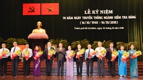 Các đồng chí được nhận kỷ niệm chương của Ủy ban Kiểm tra Trung ương. Ảnh: VIỆT DŨNG