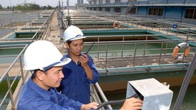Nhân viên Nhà máy nước Tân Hiệp đang kiểm tra hệ thống cung cấp nước cho người dân TPHCM. Ảnh: Thanh Tâm
