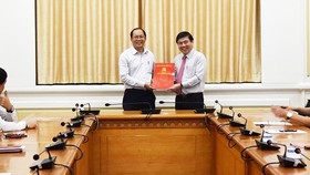 Ông Dương Hồng Thắng (trái) được Chủ tịch UBND TPHCM Nguyễn Thành Phong trao quyết định chỉ định tham gia Ban Chấp hành, Ban Thường vụ, giữ chức Phó Bí thư Huyện ủy Hóc Môn hôm 8-11