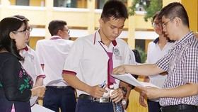 Thí sinh làm thủ tục trong kỳ thi THPT quốc gia 2018