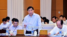 Bộ trưởng Bộ Kế hoạch và Đầu tư Nguyễn Chí Dũng trình bày Báo cáo trước UBTVQH