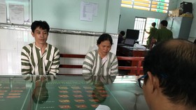Công an lấy lời khai của cặp nam nữ dùng đá tấn công công an. Ảnh: CHÍ THẠCH