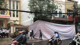 Công an phong toả hiện trường. Ảnh : CHÍ THẠCH