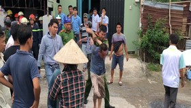 Lực lượng chức năng khống chế đối tượng đưa về trụ sở.