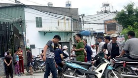 Công an có mặt ở hiện trường. Ảnh: ĐAN NGUYÊN
