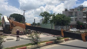 Xe cần cẩu đổ sập trên đại lộ Phạm Văn Đồng, nhiều người thoát chết