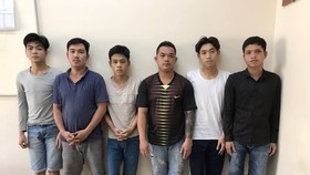Nhóm đối tượng tại cơ quan công an. Ảnh: CHÍ THẠCH