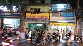 Công an khám nghiệm 1 vụ án ở nhà nghỉ trước đó. Ảnh: CHÍ THẠCH