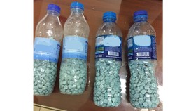 4 chai nhựa chứa 1.913 viên ma túy