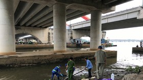 Công an có mặt ở hiện trường. Ảnh: CHÍ THẠCH