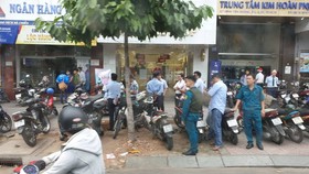 Công an có mặt ở hiện trường. Ảnh: CHÍ THẠCH