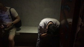 Kiểm tra các phòng bên phòng, công an phát hiện có khoảng 20 người, đa phần là nam giới quốc tịch nước ngoài đang kích dục đồng tính. Ảnh: ĐAN NGUYÊN