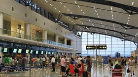 Hành khách ném điện thoại vào mặt nhân viên hàng không bị cấm bay 12 tháng