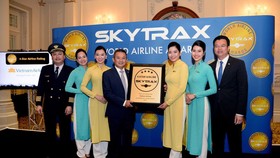 Lãnh đạo Tổng công ty Hàng không Việt Nam nhận chứng chỉ Hãng hàng không quốc tế 4 sao