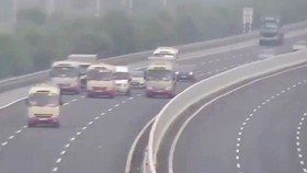 Yêu cầu xử lý nghiêm tài xế cho 3 xe khách dàn hàng ngang trên cao tốc