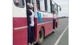 Xử lý nghiêm tài xế để học sinh đứng ở cửa khi xe đang chạy