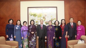 Các đại biểu dự lễ trao giải thưởng Phụ nữ Việt Nam