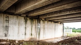 Cầu trên cao tốc Đà Nẵng - Quảng Ngãi bị thấm nước do thi công ẩu
