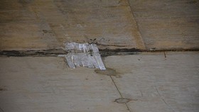 Băng keo tại vị trí thấm của hầm chui