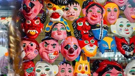 Người Hà Nội chen chúc chơi Trung thu sớm
