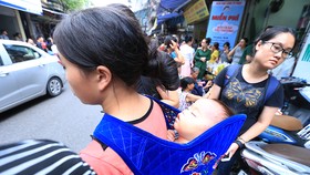 Xúc động cảnh hàng trăm người xếp hàng nhận quà hỗ trợ sau vụ cháy cạnh Bệnh viện Nhi Trung ương