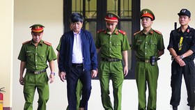 Ngày thứ 2 xét xử vụ đánh bạc hàng ngàn tỷ: Các bị cáo bị nhắc nhở
