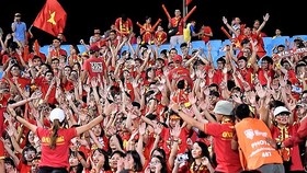 Cổ động viên hâm nóng SVĐ Mỹ Đình trước giờ bóng lăn