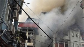 Chật vật chữa cháy quán karaoke trong ngõ nhỏ
