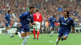Di Matteo thời còn tung hoành với Zola trên thảm cỏ xanh ở Stamford Bridge