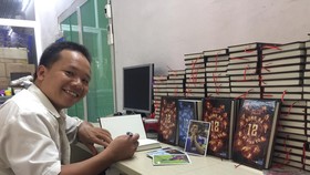 Tác giả Dũng Phan và cuốn sách "Bóng đá - 12 vì tinh tú"