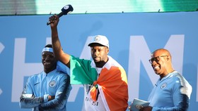 Yaya Toure (giữa) xứng đáng được các CĐV Man.City lên tiếng bảo vệ vào lúc này.