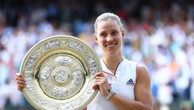 Angelique Kerber và chiếc đĩa bạc danh hiệu Wimbledon