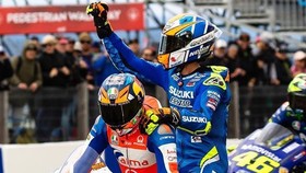 "Tài xế GrabBike" Miller đã đón thành công "hành khách" Rins