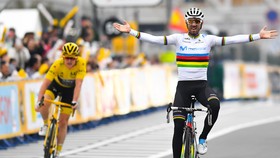 Alejandro Valverde ăn mừng trên đường đua